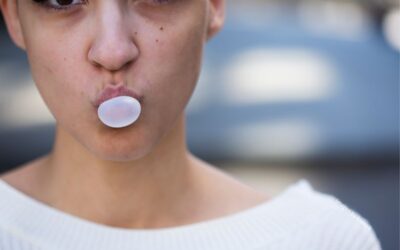 Masticar chicle: un gesto cotidiano con efectos sorprendentes en la salud